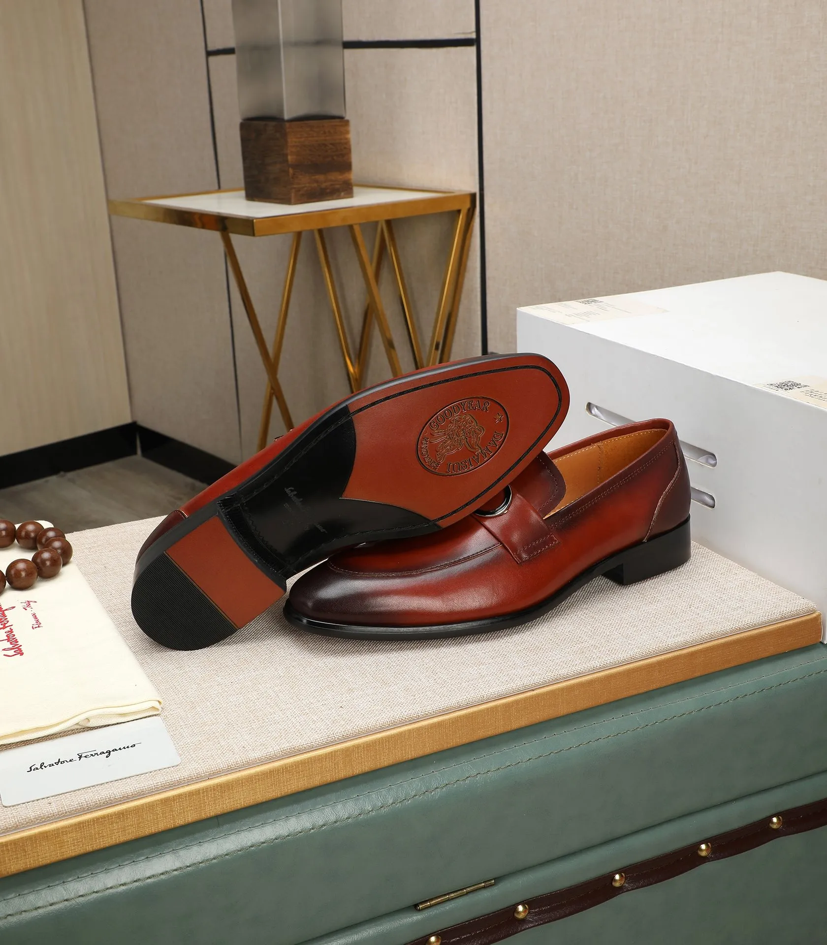 Men's shoes 💰540📛📛(water-dyed cowhide) Salvatore Ferragamo high-end (Salvatore Ferragamo) is the world's top luxury footwear brand. It comes from the fashion kingdom of Italy and is famous all over the world for its traditional handmade design and novel styles...🚶🏻🚶🏻New suit shoes are available simultaneously at the counter. This model is purely handmade. The fabric is imported from Italy's original first-layer cowhide. Soft water-dyed cowhide lining. Original authentic outsole🌀🌀Size: 38➖44 (45 customized)